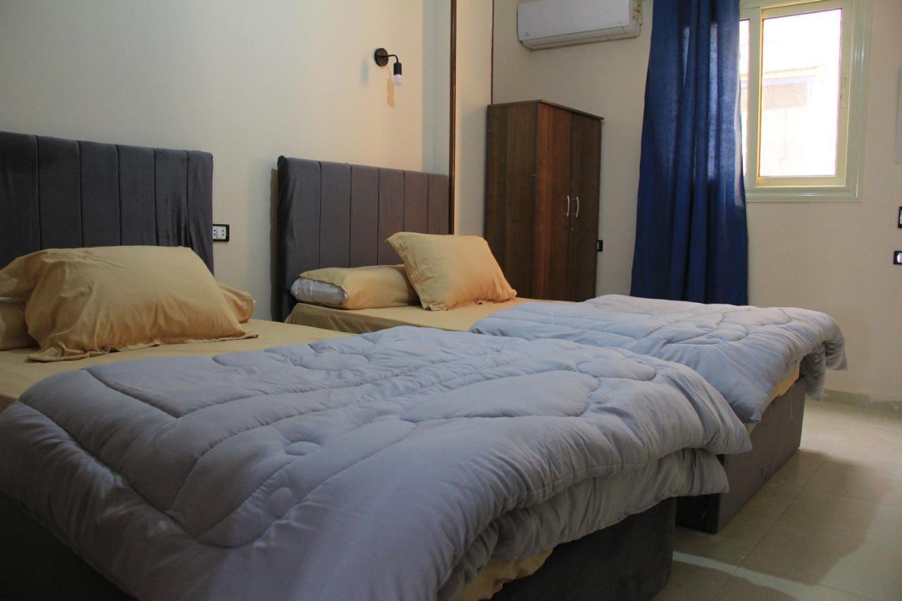 Pyramids Road Guest House Cozy Rooms And Rooftop Breakfast With The Pyramids View Nazlet el-Sîsi Exterior foto