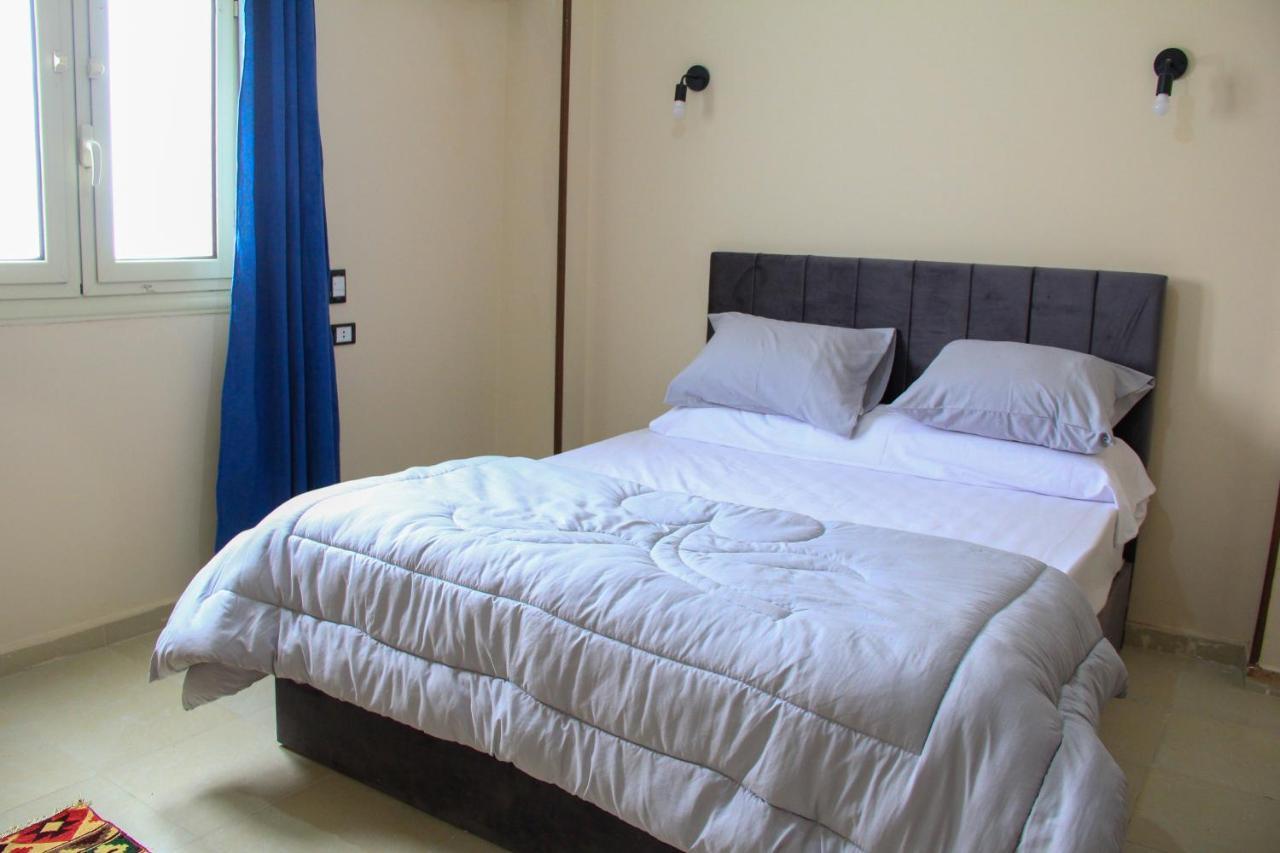 Pyramids Road Guest House Cozy Rooms And Rooftop Breakfast With The Pyramids View Nazlet el-Sîsi Exterior foto