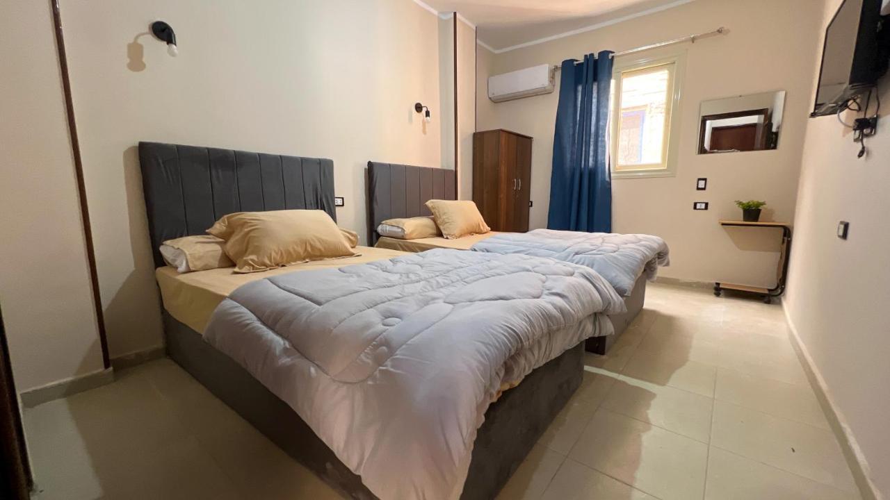Pyramids Road Guest House Cozy Rooms And Rooftop Breakfast With The Pyramids View Nazlet el-Sîsi Exterior foto