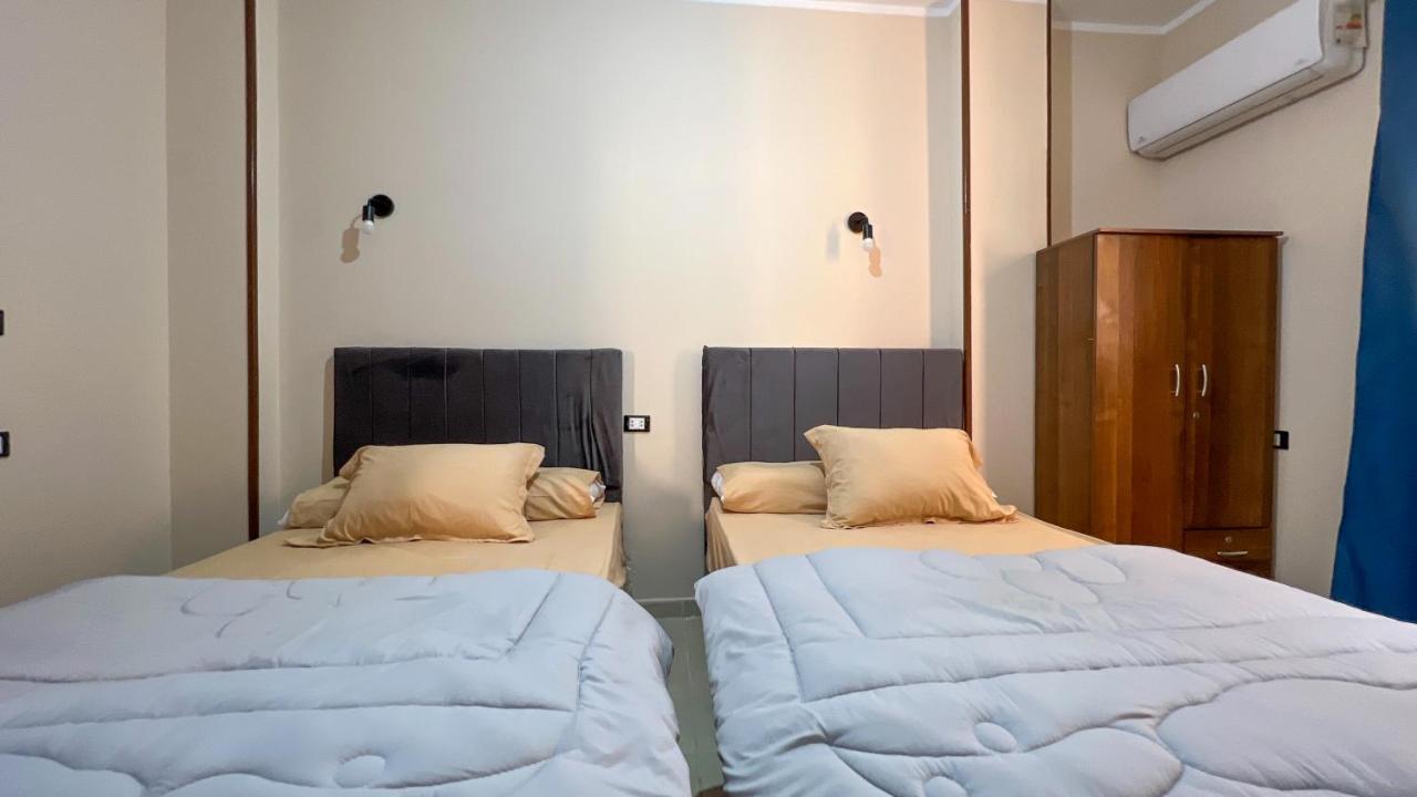 Pyramids Road Guest House Cozy Rooms And Rooftop Breakfast With The Pyramids View Nazlet el-Sîsi Exterior foto
