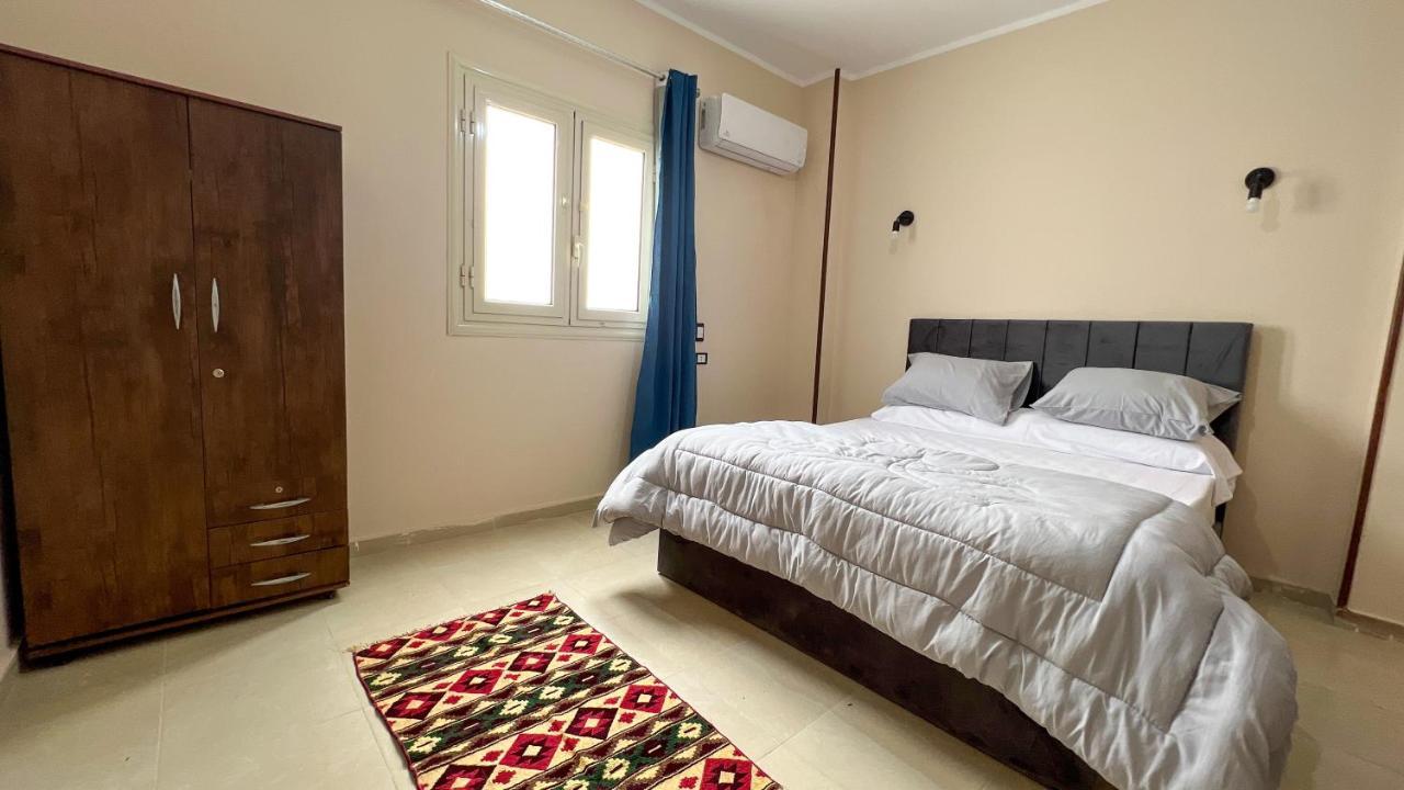 Pyramids Road Guest House Cozy Rooms And Rooftop Breakfast With The Pyramids View Nazlet el-Sîsi Exterior foto