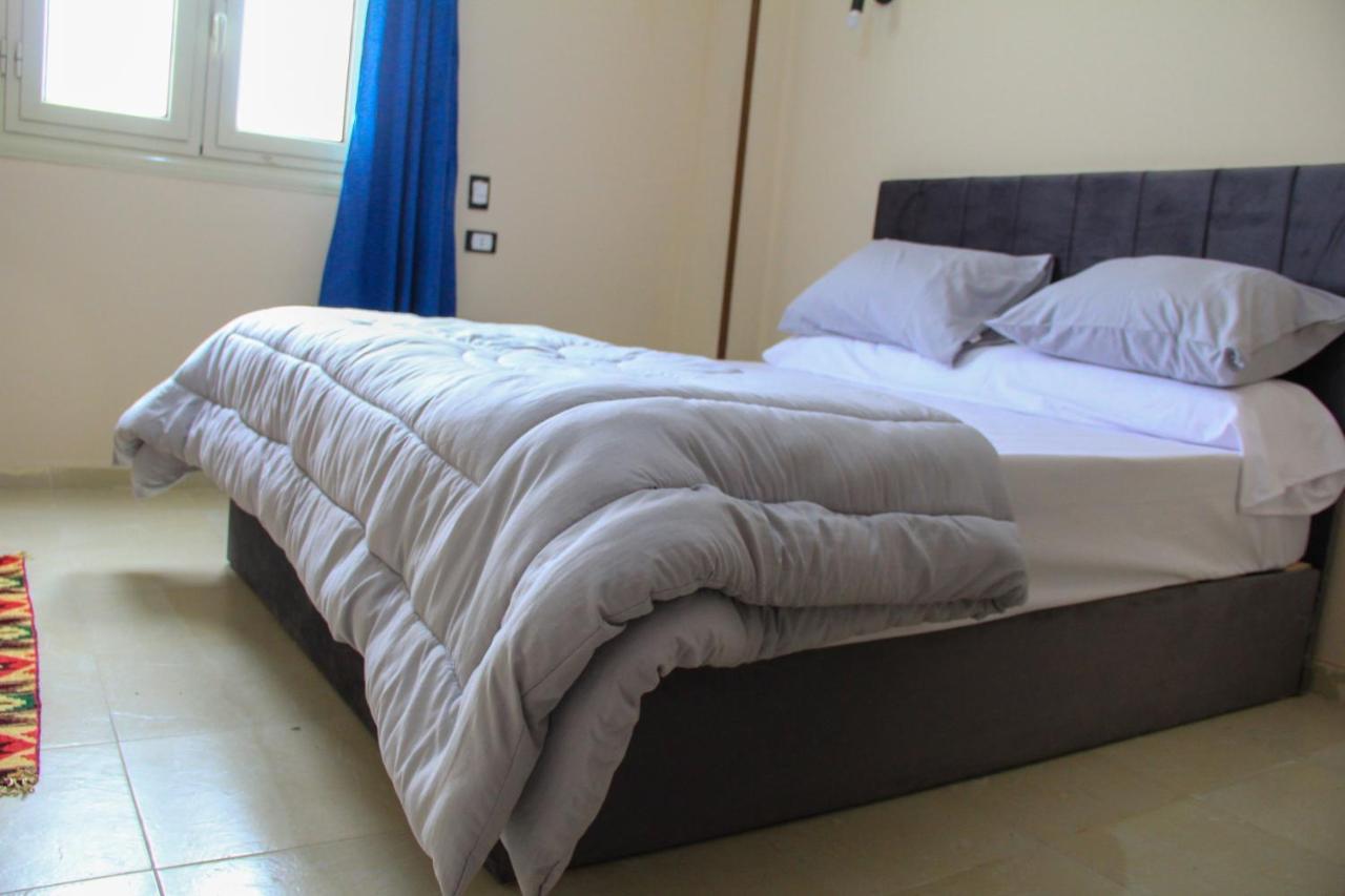 Pyramids Road Guest House Cozy Rooms And Rooftop Breakfast With The Pyramids View Nazlet el-Sîsi Exterior foto