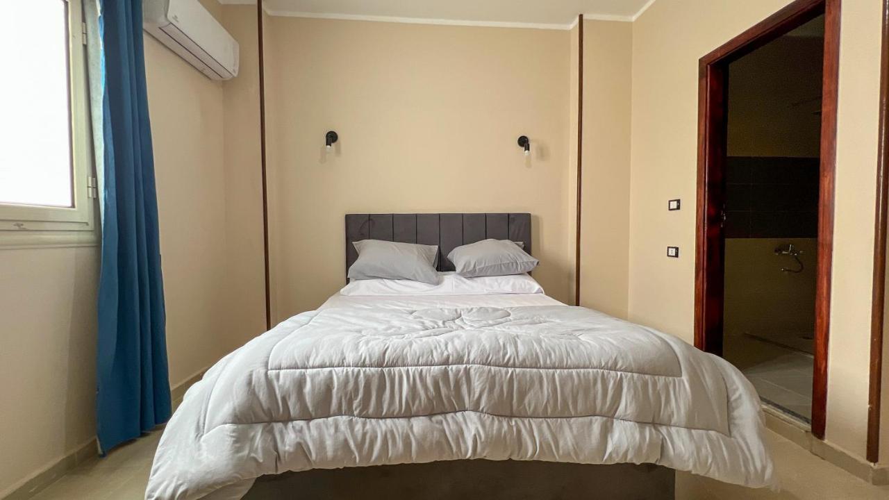 Pyramids Road Guest House Cozy Rooms And Rooftop Breakfast With The Pyramids View Nazlet el-Sîsi Exterior foto