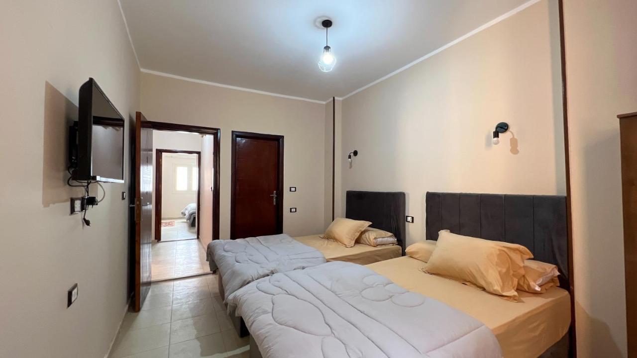 Pyramids Road Guest House Cozy Rooms And Rooftop Breakfast With The Pyramids View Nazlet el-Sîsi Exterior foto