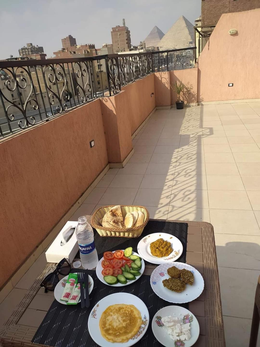 Pyramids Road Guest House Cozy Rooms And Rooftop Breakfast With The Pyramids View Nazlet el-Sîsi Exterior foto