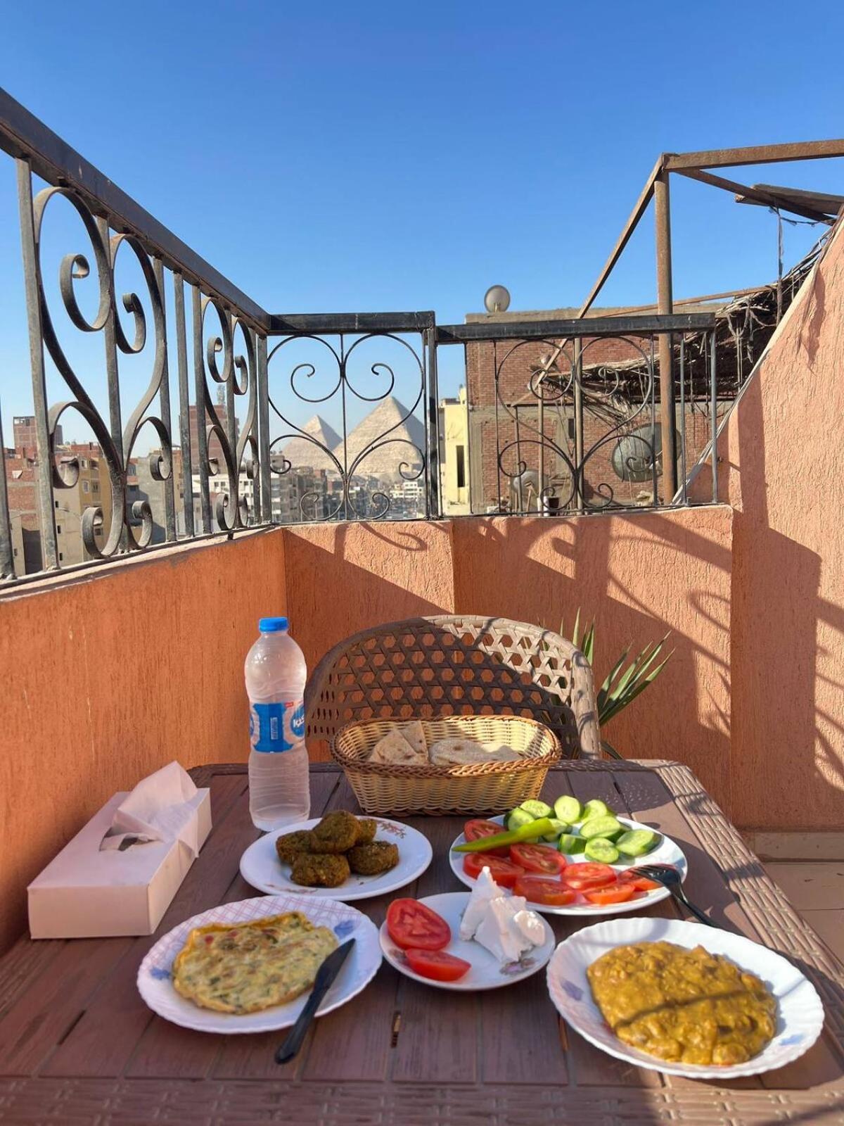 Pyramids Road Guest House Cozy Rooms And Rooftop Breakfast With The Pyramids View Nazlet el-Sîsi Exterior foto
