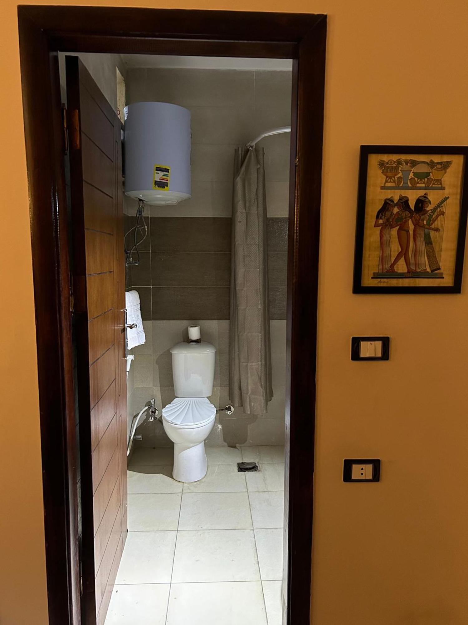 Pyramids Road Guest House Cozy Rooms And Rooftop Breakfast With The Pyramids View Nazlet el-Sîsi Exterior foto