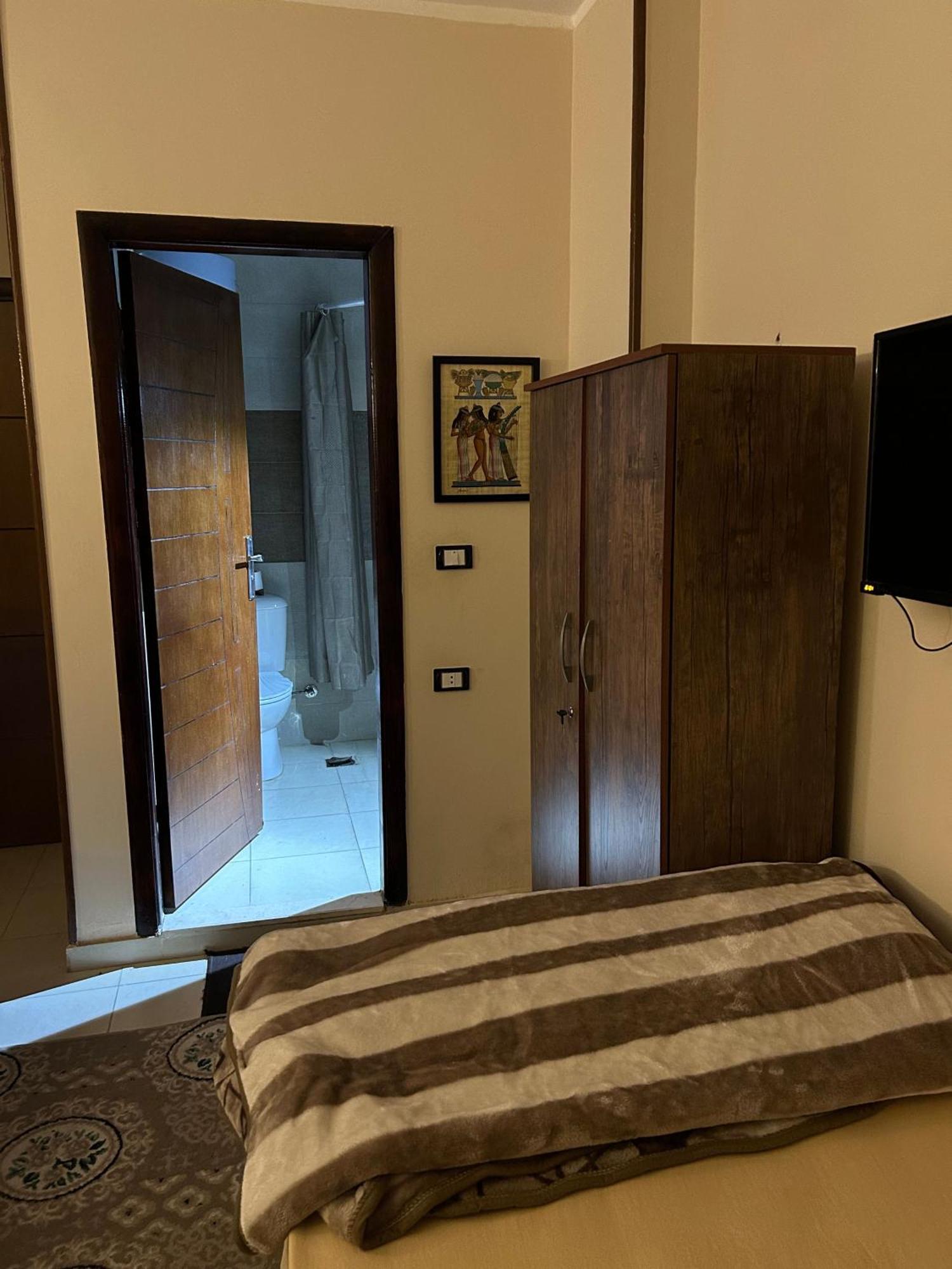 Pyramids Road Guest House Cozy Rooms And Rooftop Breakfast With The Pyramids View Nazlet el-Sîsi Exterior foto